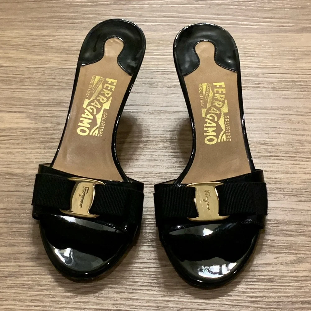 Salvatore Ferragamo Patent Leather Vara Bow Slide Sandals Size 6,5 Black - Picture 2 of 14